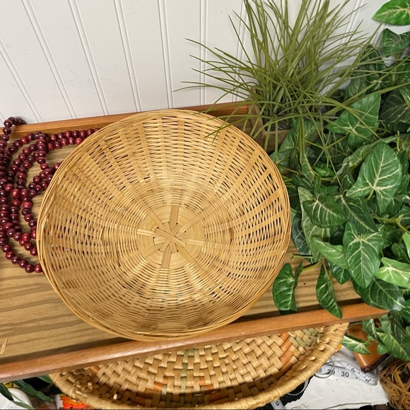 Vintage tan bohemian round wicker basket - Picture 2 of 5